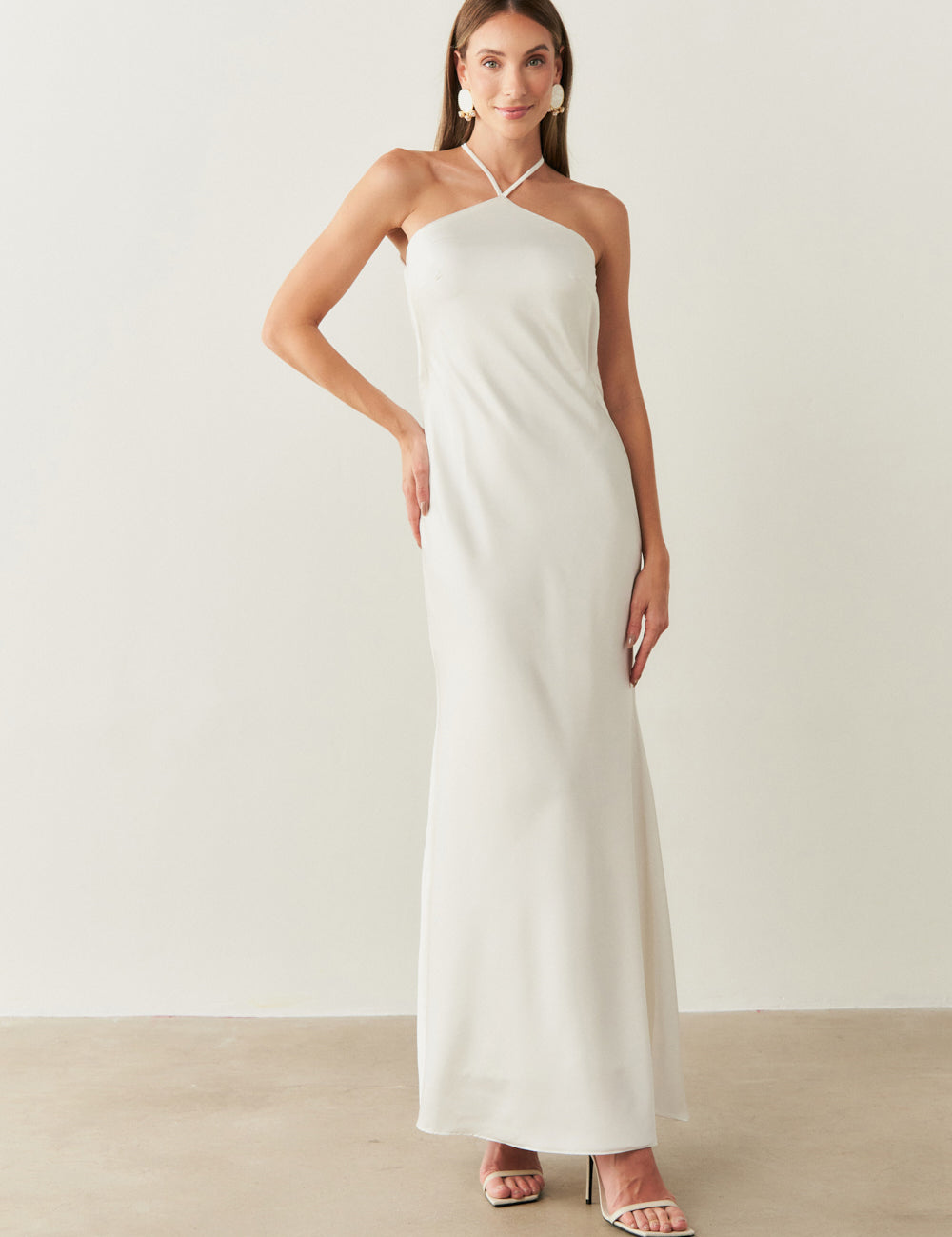 vestido_longo_de_cetim_com_decote_triangular_e_amarracao_nas_costas_capri_off_white_1372_1_833d0192cfaad286d295e45de91897ad.jpg