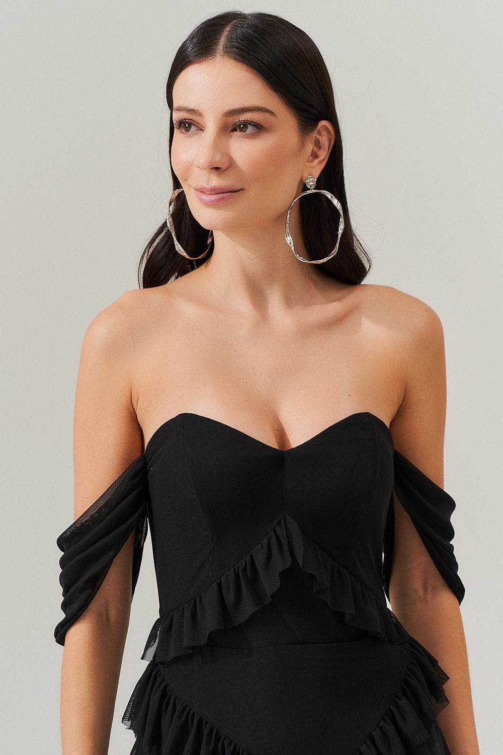 Vestido Longo Decote Coração com Recortes de Babado - Mendoza Preto