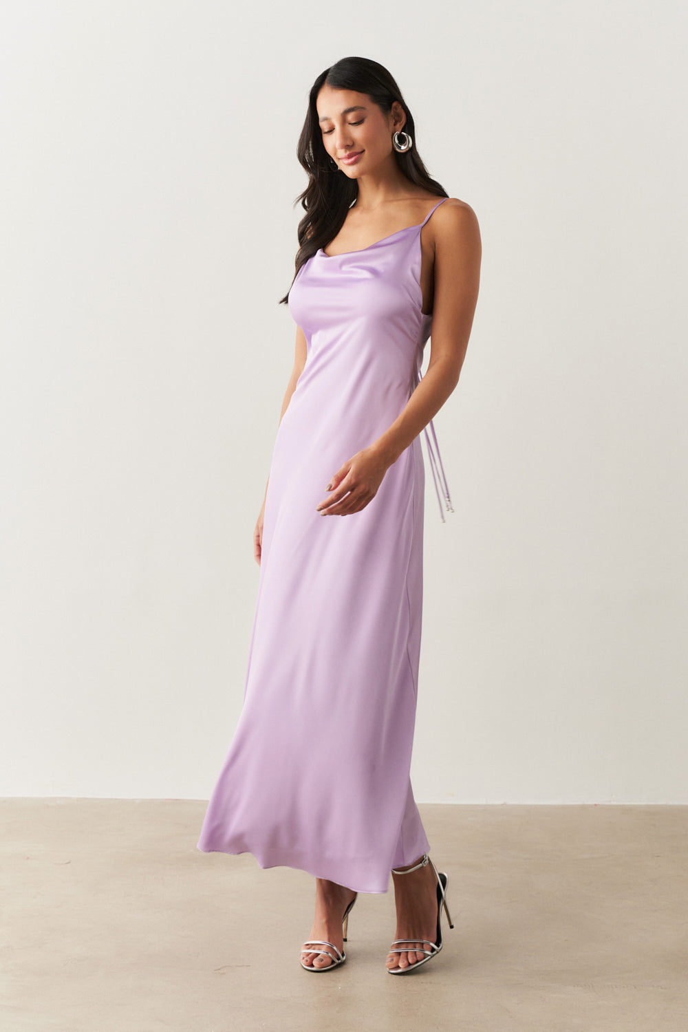 Vestido Long Midi em Cetim com Decote Degagê com Alças Finas e Amarração nas Costas  - Austrália Lilás