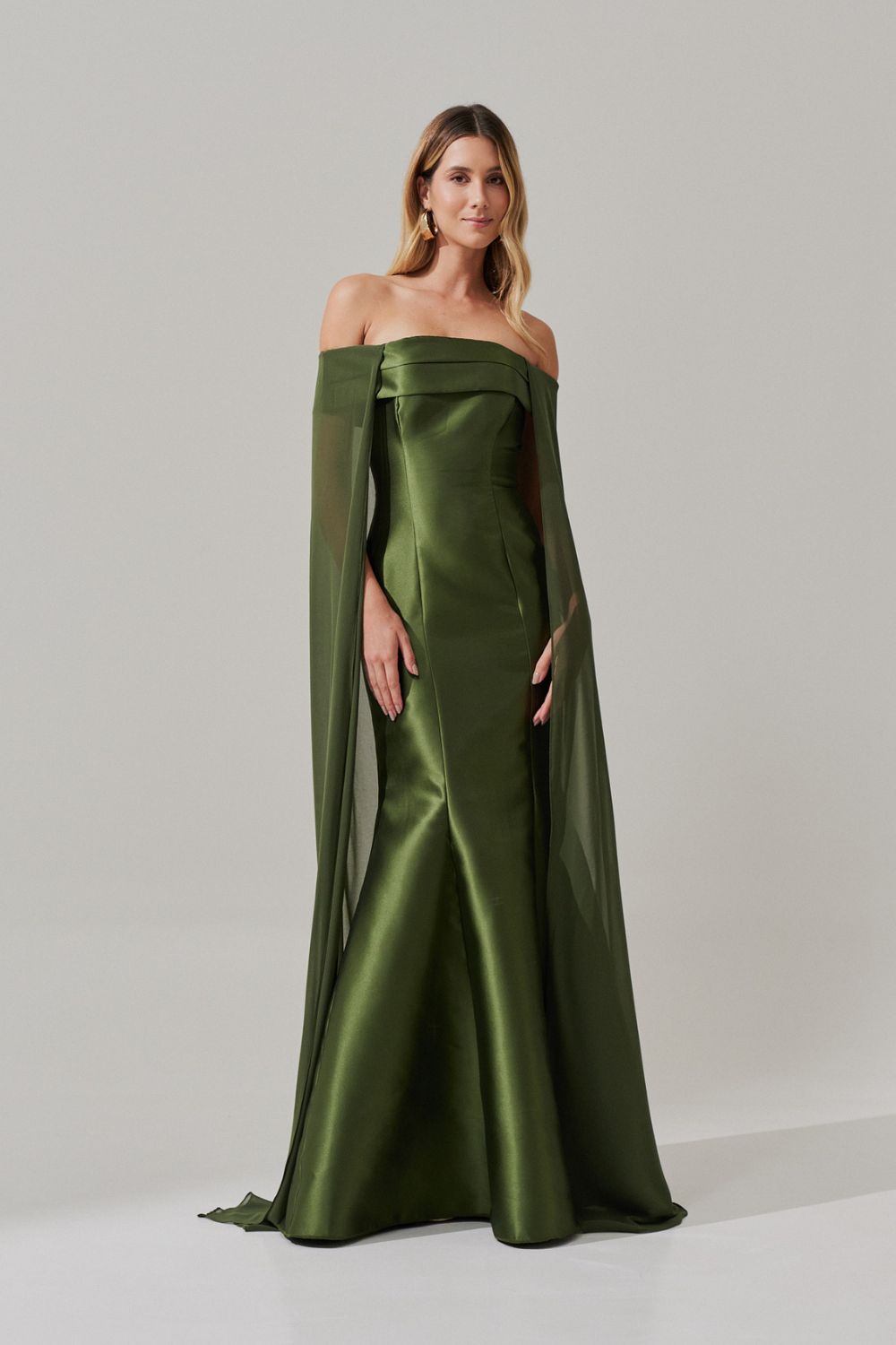 Vestido Longo Ombro a Ombro, Shape Sereia com  Capa -  Islândia Oliva