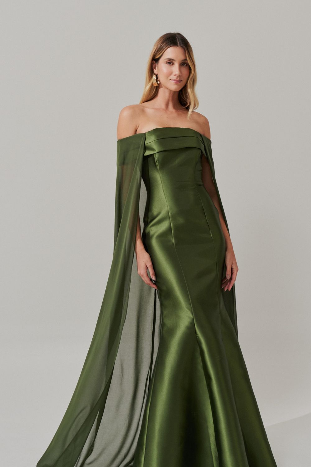 Vestido Longo Ombro a Ombro, Shape Sereia com  Capa -  Islândia Oliva