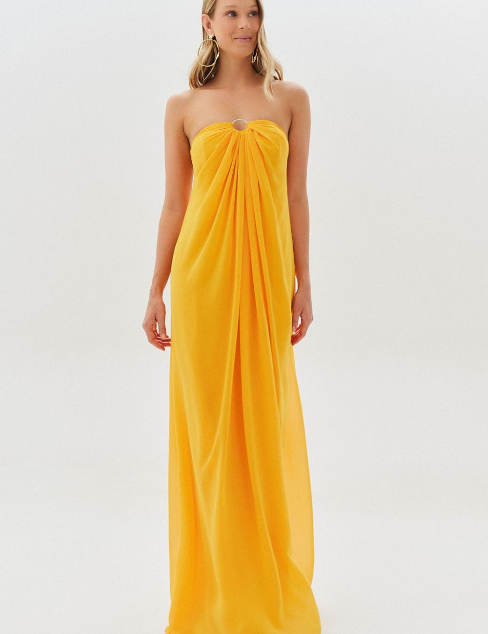 vestido_longo_sem_alca_com_argola_e_franzidos_no_decote_munique_amarelo_manga_2326_2_97ef9801deb5bd9d2e697fb7799c9bee.jpg