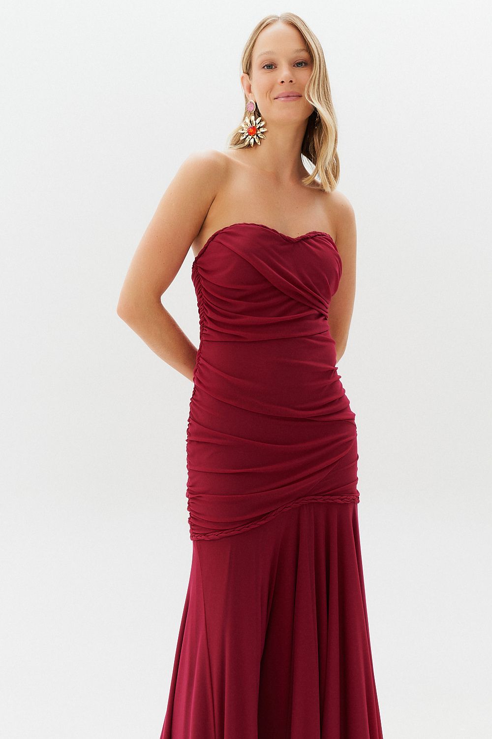 Vestido Longo, Sem Alça, Detalhes em Trança e Saia Franzida - Veneto Marsala