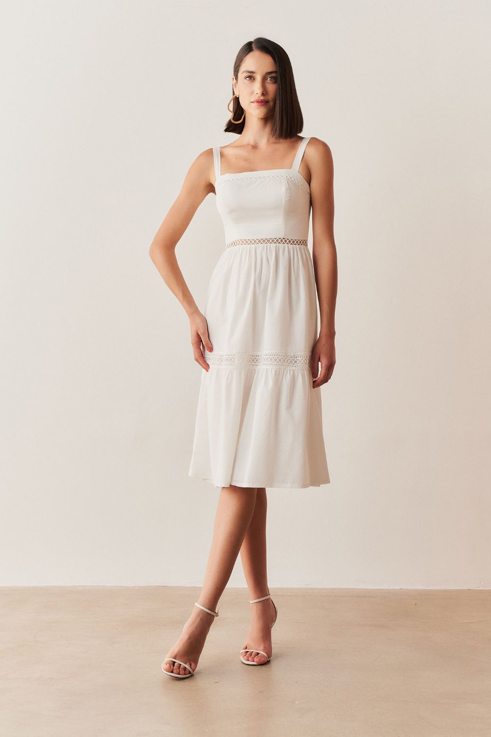 Vestido Midi Acinturado com Decote reto e Recortes de Renda Guipir - Ancara Off White