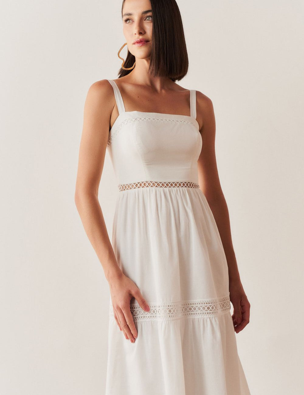 vestido_midi_acinturado_com_decote_reto_e_recortes_de_renda_guipir_ancara_off_white_1876_2_05d1c86e236bda4a6fc32cbda934185f.jpg
