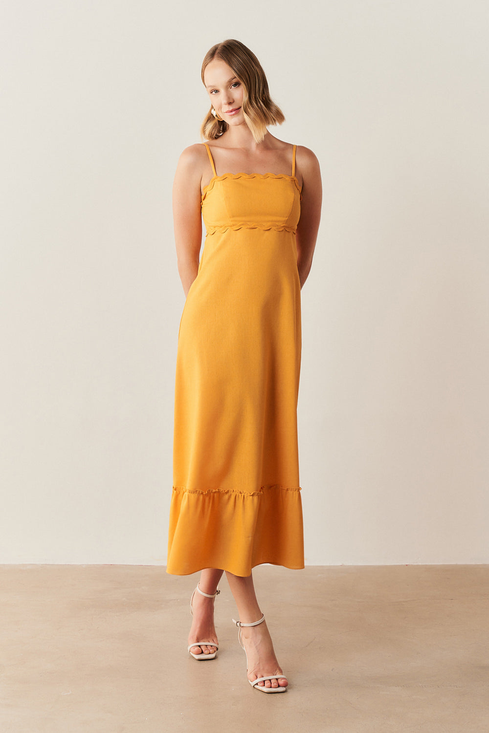 Vestido Midi de Linho casual com Detalhe em Sianinha - Pamplona Mango