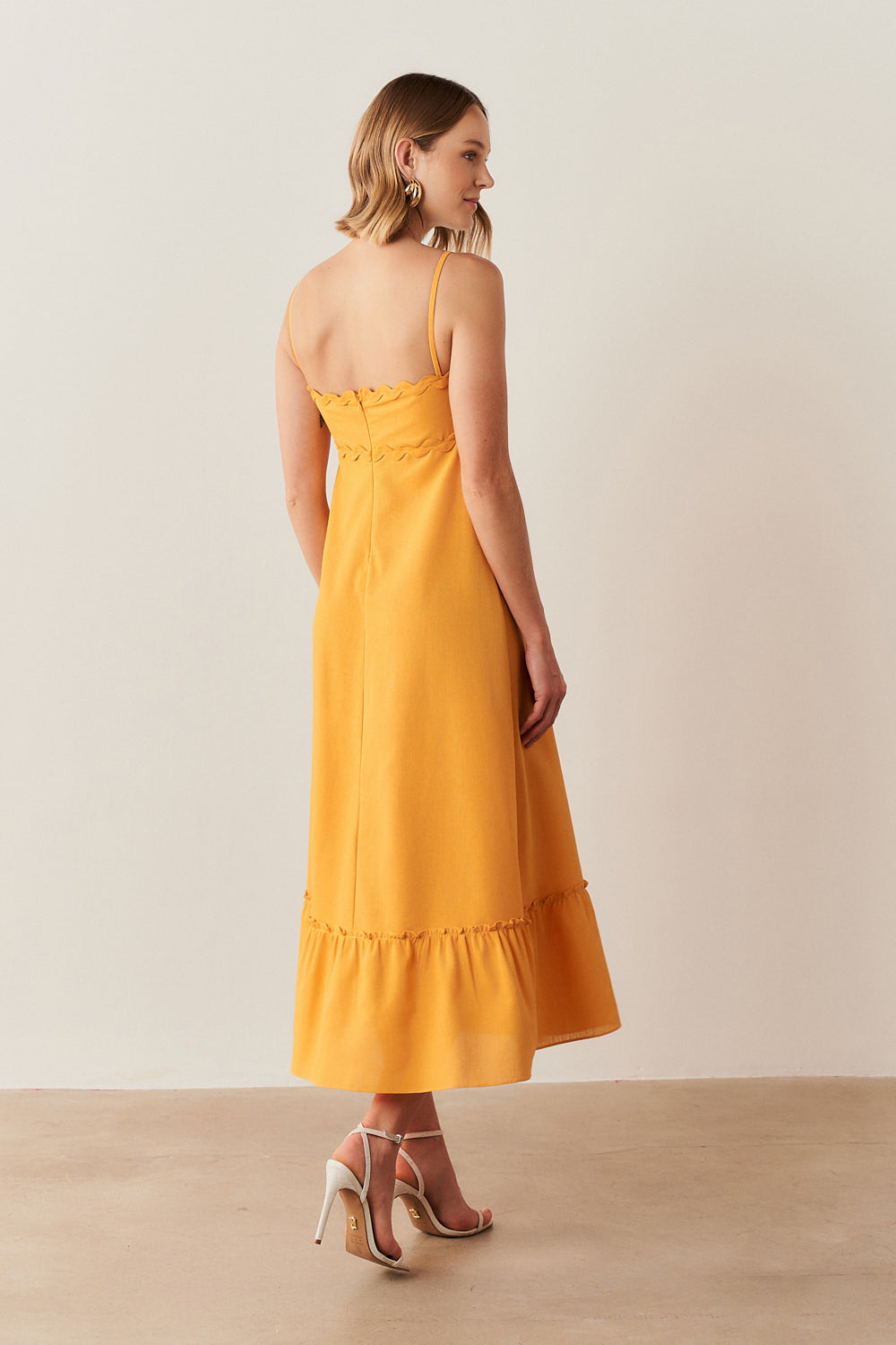 Vestido Midi de Linho casual com Detalhe em Sianinha - Pamplona Mango